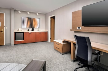 Suite, 1 Bedroom, Hearing Accessible (Roll-in Shower)