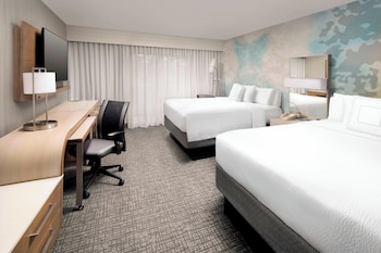 Room, 2 Queen Beds, Balcony, Courtyard View