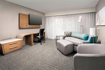 Suite, 1 Bedroom, Hearing Accessible (Roll-in Shower)