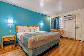 Deluxe Room, 1 King Bed, Non Smoking, Refrigerator & Microwave