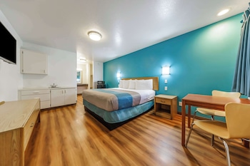 Deluxe Room, 1 King Bed, Non Smoking, Refrigerator & Microwave