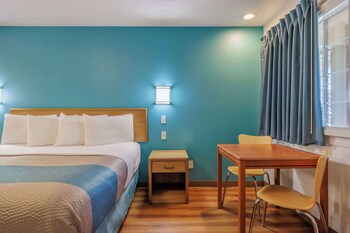 Deluxe Room, 1 King Bed, Non Smoking, Refrigerator & Microwave