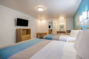 Deluxe Room, 2 Queen Beds, Non Smoking, Refrigerator & Microwave