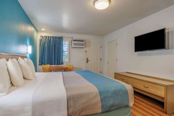 Deluxe Room, 1 King Bed, Non Smoking, Refrigerator & Microwave