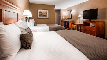 Standard Room, 2 Queen Beds, Non Smoking, Refrigerator & Microwave (Pet Friendly)