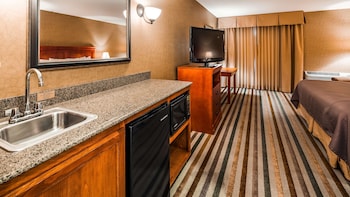 Business Room, 2 Queen Beds, Non Smoking, Refrigerator & Microwave