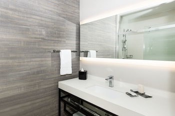 Executive Room, 1 King Bed (Hearing Accessible)
