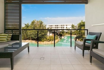 Room, 1 King Bed (Resort Lagoon)
