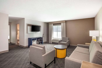 Suite, 1 King Bed with Sofa bed, Non Smoking