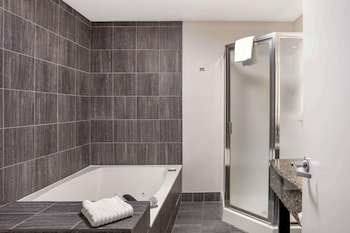 Suite, 1 King Bed with Sofa bed, Non Smoking