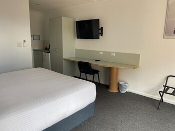 Deluxe King Room (Not Pet Friendly)