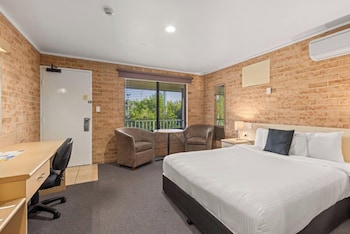 Executive Queen Room (Not Pet Friendly)