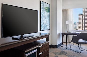 Deluxe Room, 1 King Bed, City View