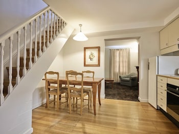 Historic Terrace Queen