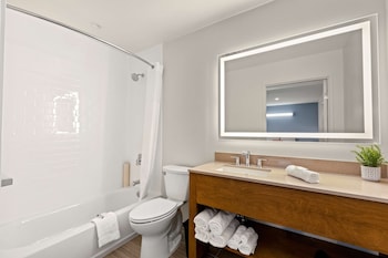Deluxe Room, 2 Queen Beds, Courtyard Area