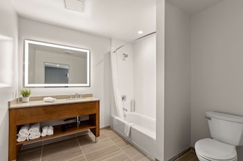 Deluxe Room, 2 Queen Beds, Courtyard Area