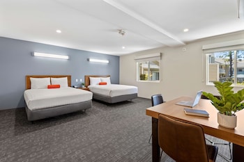 Deluxe Room, 2 Queen Beds, Courtyard Area