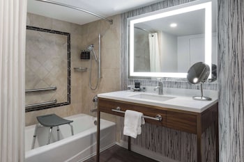 Room, 2 Queen Beds, Accessible, Bathtub
