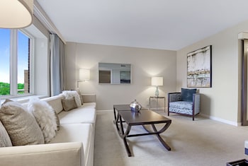 Junior Suite, 1 Queen Bed (Premier)