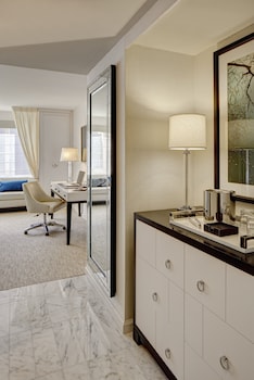 Junior Suite, 1 King Bed (Club Level)