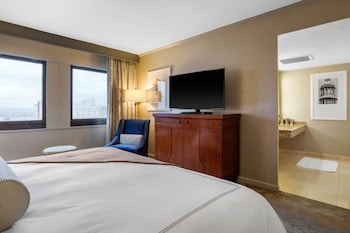 Deluxe Room, 1 Queen Bed, Accessible (with Roll-In Shower)