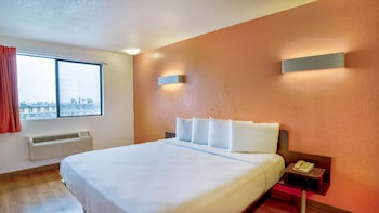 Premium Room, 1 King Bed, Non Smoking, Refrigerator