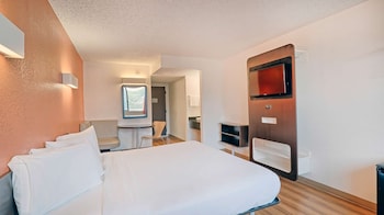Deluxe Room, 1 Queen Bed, Non Smoking, Refrigerator