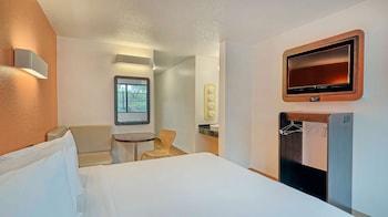 Standard Room, 1 Queen Bed, Accessible, Non Smoking