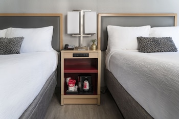 Deluxe Room, 2 Double Beds, Accessible (Roll-In Shower, Smoke Free)
