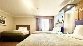 Standard Room, 3 Queen Beds, Accessible Tub, Non Smoking