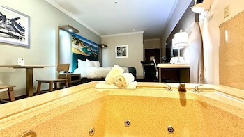 Deluxe Room, 1 King Bed, In-Room Jetted Tub, Non Smoking