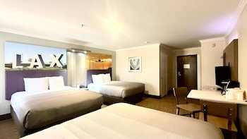 Standard Room, 3 Queen Beds, Accessible Tub, Non Smoking