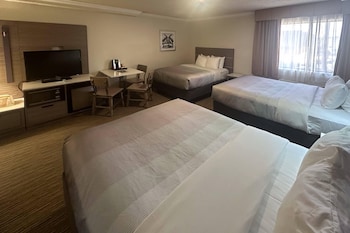 Standard Room, 3 Queen Beds, Accessible Tub, Non Smoking