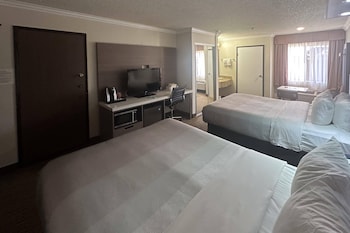 Standard Room, 2 Queen Beds, Top Floor, Non Smoking