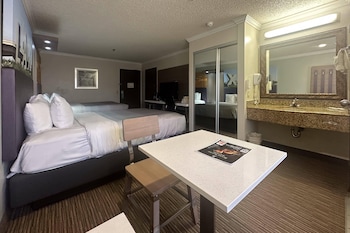 Standard Room, 2 Queen Beds, Top Floor, Non Smoking