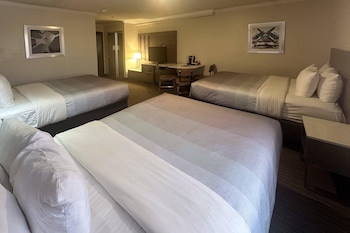 Standard Room, 3 Queen Beds, Accessible Tub, Non Smoking
