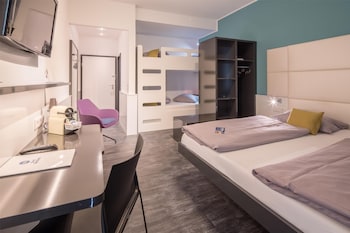 Family Room, 3 Twin Beds