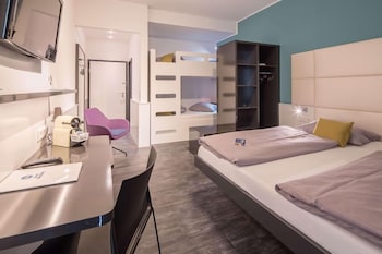Family Room, 3 Twin Beds