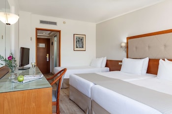 Standard Room, 3 Twin Beds, Non Smoking, City View