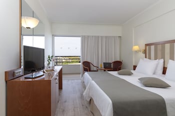 Standard Room, 2 Twin Beds, Non Smoking, Partial Sea View