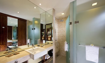 Deluxe Room, 1 King Bed, Pool Access (Garden Wing Separated from the beach by a road)