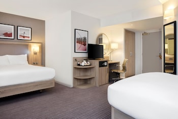 Family Room, 2 Queen Beds (Deluxe)