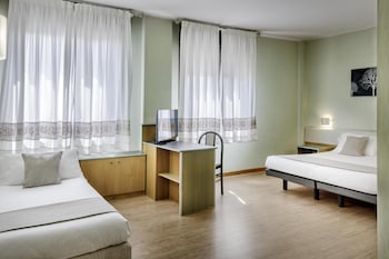 Standard Room, Multiple Beds, Smoking