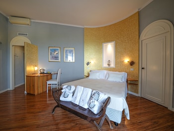 Suite, 1 Queen Bed, Valley View