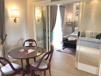 Suite, 1 Queen Bed, Valley View