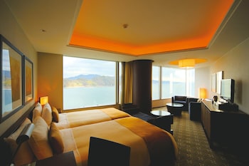 Standard Family Room with View Bath, Non Smoking