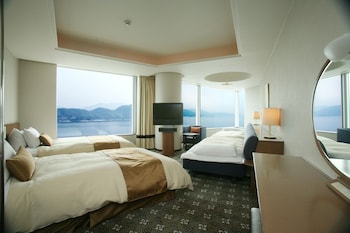 Standard Family Room with View Bath, Non Smoking