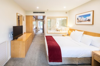 Business Suite, 1 King Bed, Mountain View