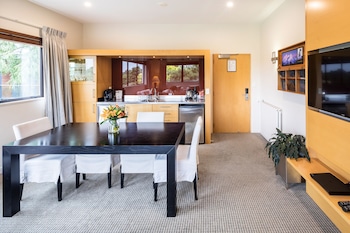 Business Suite, 1 King Bed, Mountain View