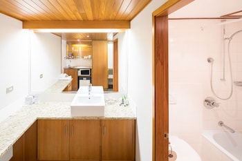 Premium Family Room (1 Queen and 2 Singles)